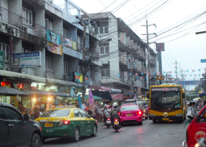 タイ　プラプラデーン　水かけ祭り　市場